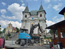 Pod bazilikou a mezi poutními domy finalizuje oprava havarovaného vodovodu